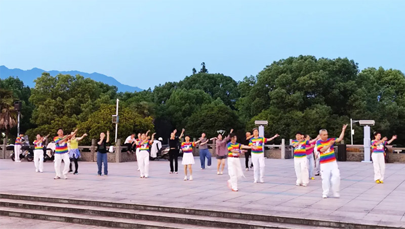 智能廣場舞設(shè)備,跳舞不擾民!